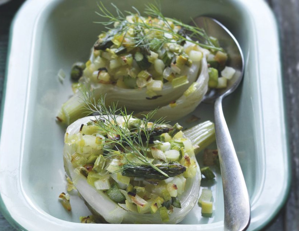 HINOJO AL HORNO, RELLENO DE VERDURAS CON TORTILLA DE ATÚN Y CHIPS DE BONIATO
